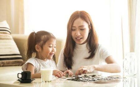 Ibu mengajari anak