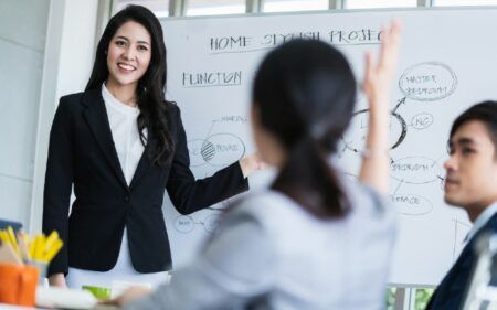 Wanita mengajar
