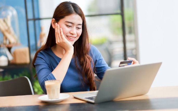 Wanita menggunakan labtop