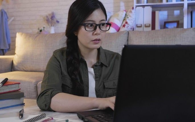 Perempuan menyiapi dokumen