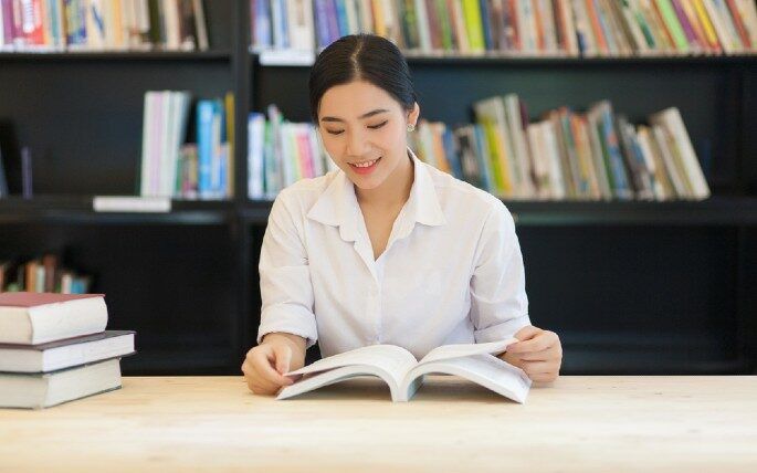 Wanita membaca