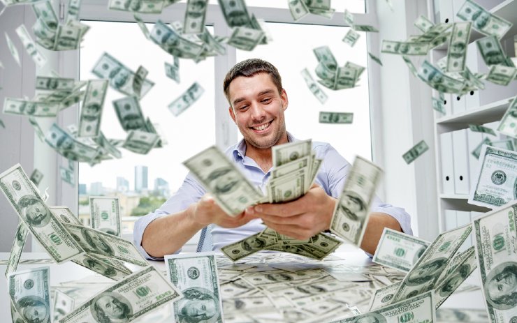 seorang pria membagi-bagi uang dolar