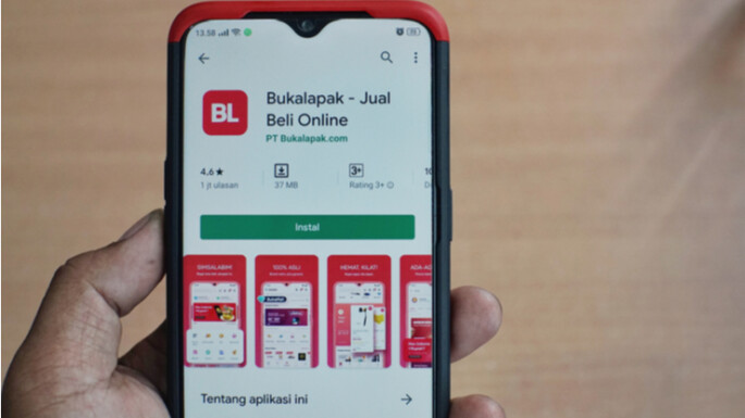 Aplikasi bukalapak di mobile phone (Shutterstock)