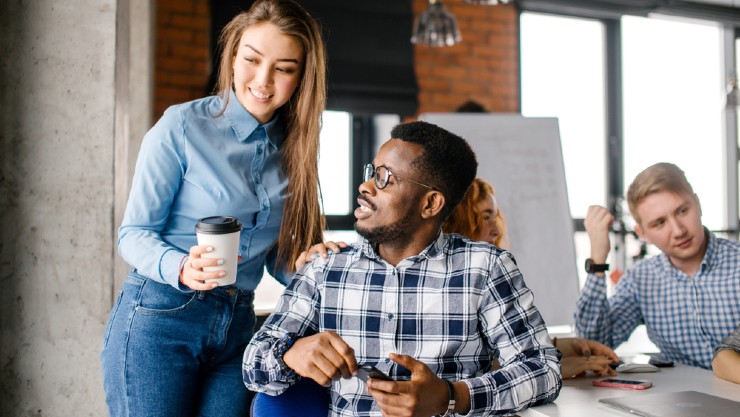 Rendah hati ditunjukkan saat di kantor (Shutterstock).