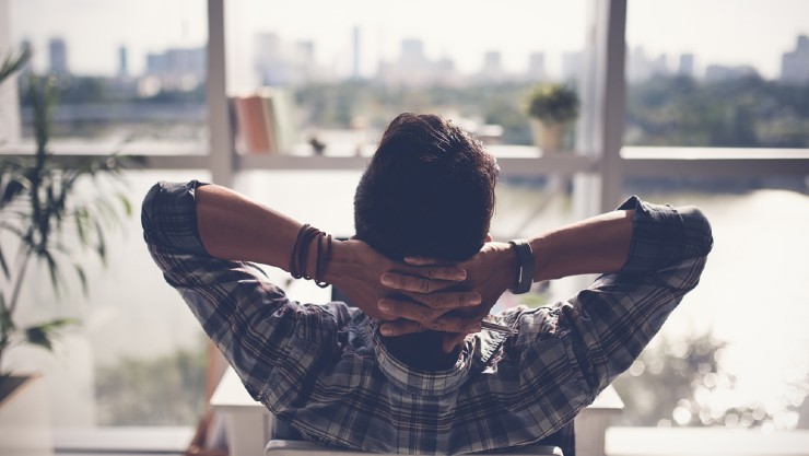 Seorang laki-laki tengah rileks (Shutterstock).