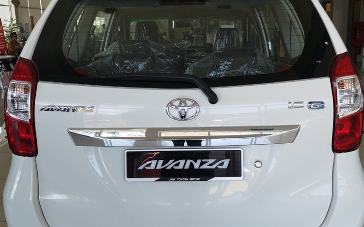 mobil warna putih