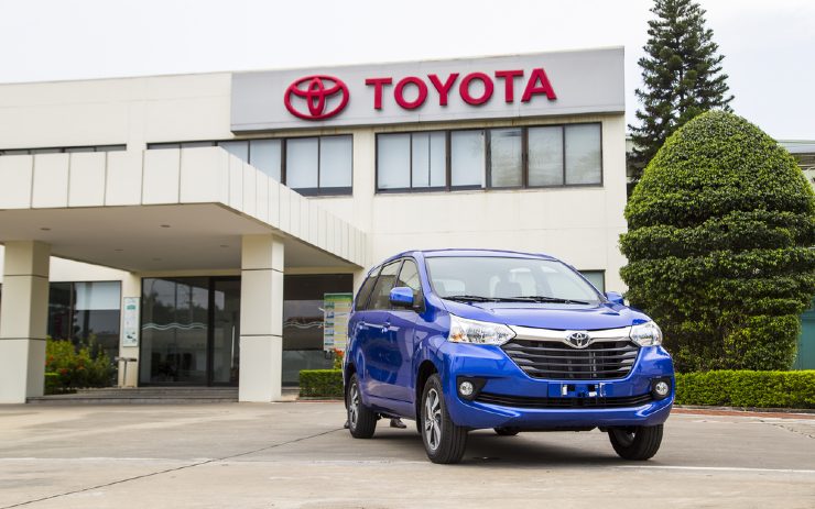 mobil biru berada di depan sebuah kantor