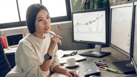 cara bermain saham wanita mengamati layar monitor