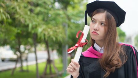 mengambil jenjang pendidikan yang lebih tinggi