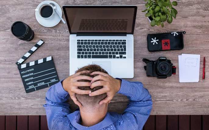 seorang pria stres karena diputus kerja