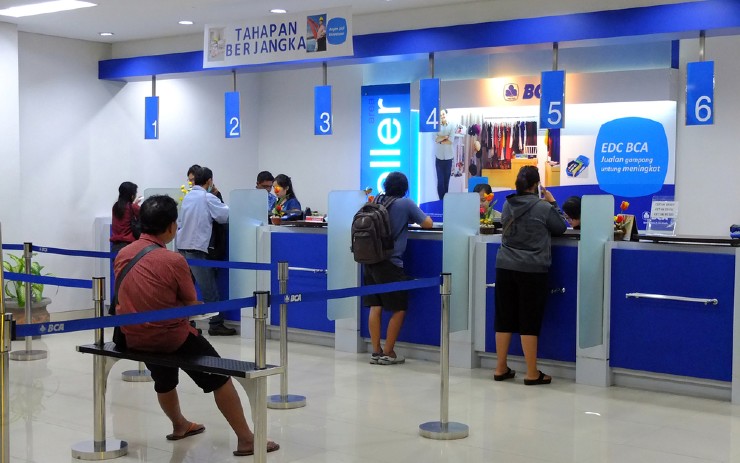 beberapa nasabah sedang melakukan transaksi