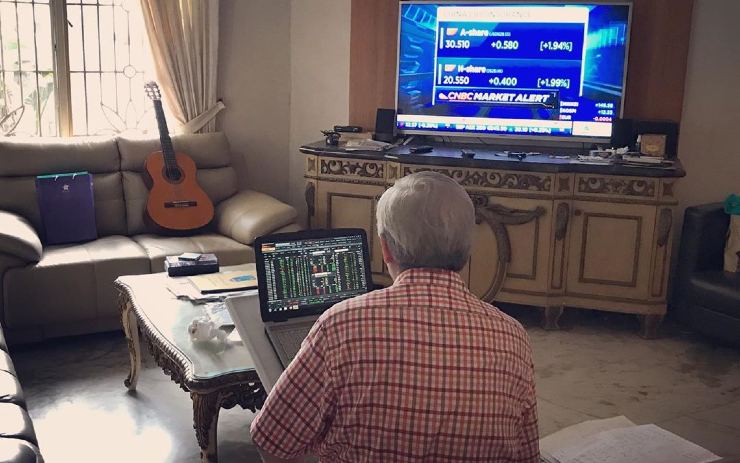 seorang pria sedang main saham