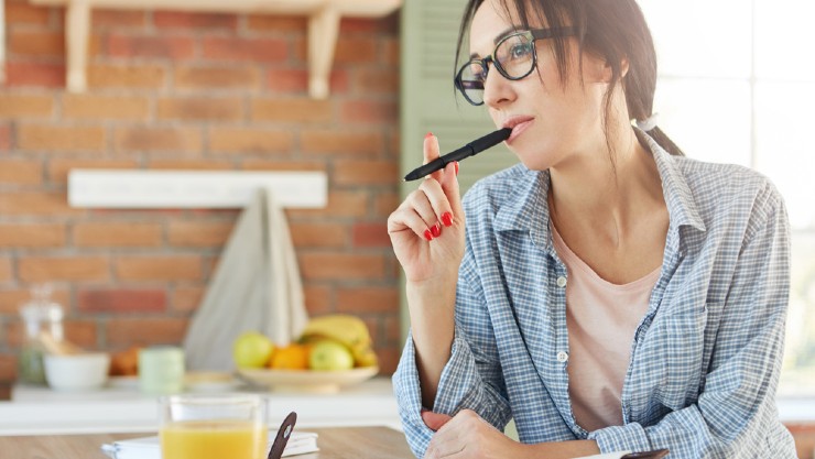 Seorang wanita tengah kebingungan (Shutterstock).