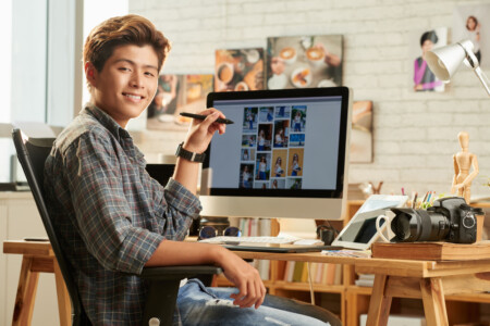 seorang freelance designer sedang mengedit gambar