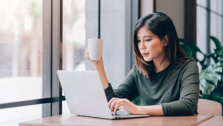 seorang freelancer wanita bekerja dari kedai kopi