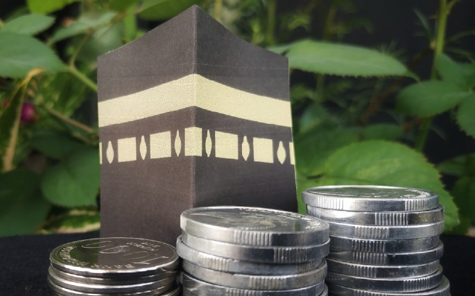 mengumpulkan sedikit demi sedikit uang untuk beribadah