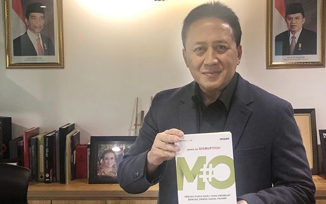 memegang buku Rhenald Kasali