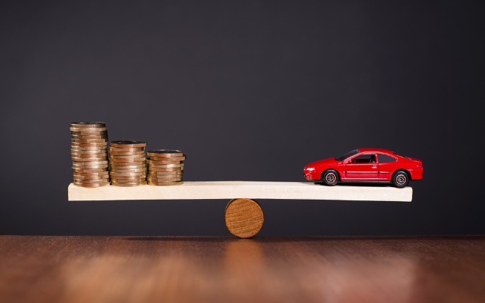 Mengecek terlebih dahulu harga pasaran mobil sebelum dijual itu penting lho