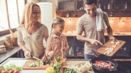 keluarga sedang masak di dapur