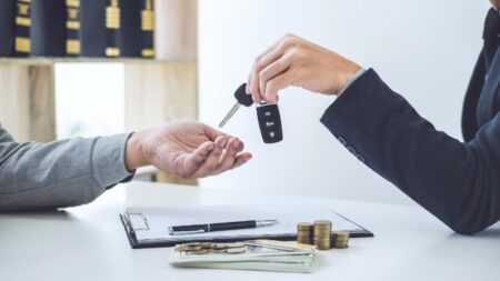 orang terima kunci mobil