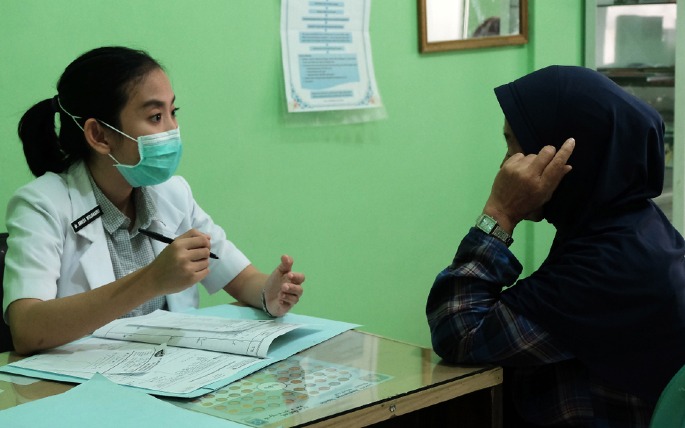 Seorang petugas kesehatan tengah mengecek pasien