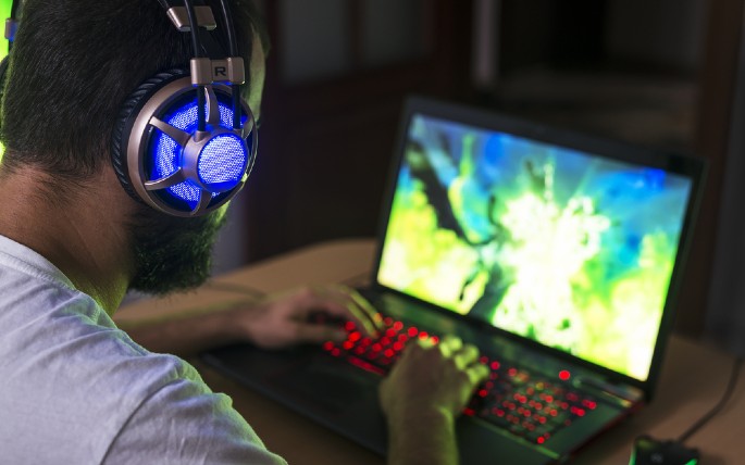 seseorang tengah memakai laptop