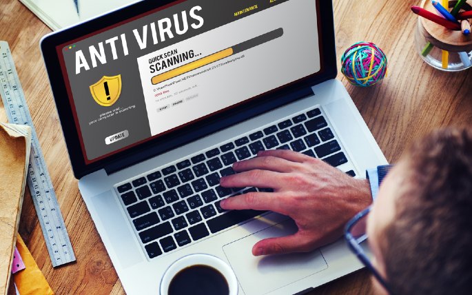 Seseorang tengah menginstall anti-virus