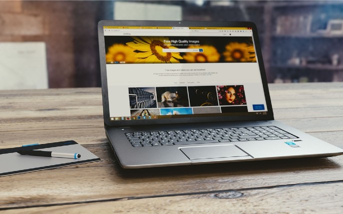 banyak membuka aplikasi di laptop