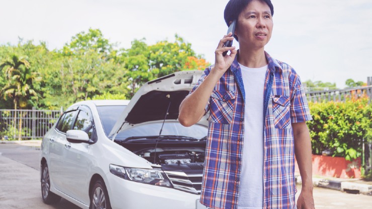 Seorang pria menerima telpon di jalan (Shutterstock)