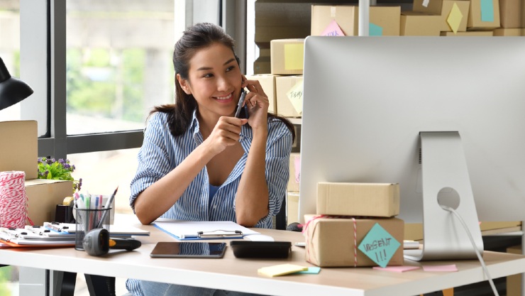 Seorang wanita tengah menerima telpon saat sedang bekerja (Shutterstock).