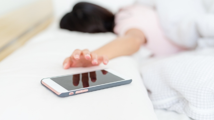 Seorang wanita sedang sakit (Shutterstock).
