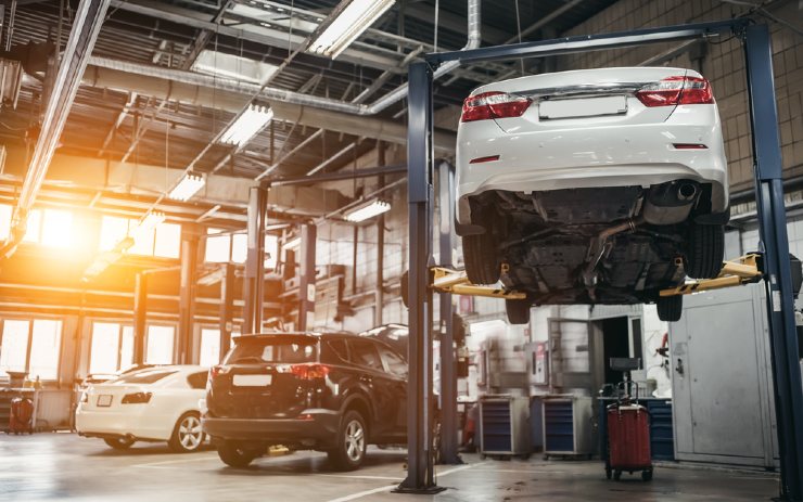 sebuah mobil tengah berada di bengkel