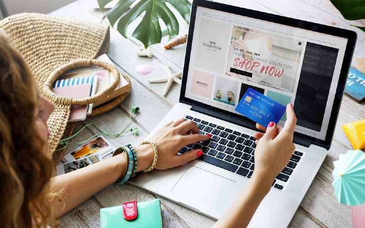 seorang perempuan tengah belanja online
