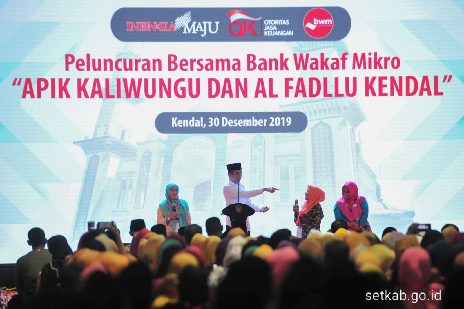 Presiden Jokowi saat hadir dalam peluncuran bank ini