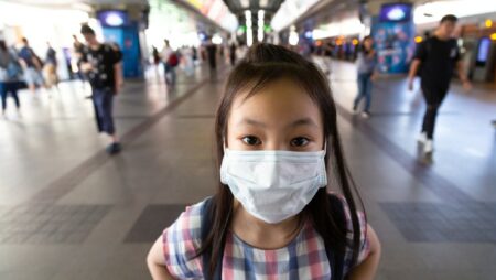 anak perempuan memakai masker