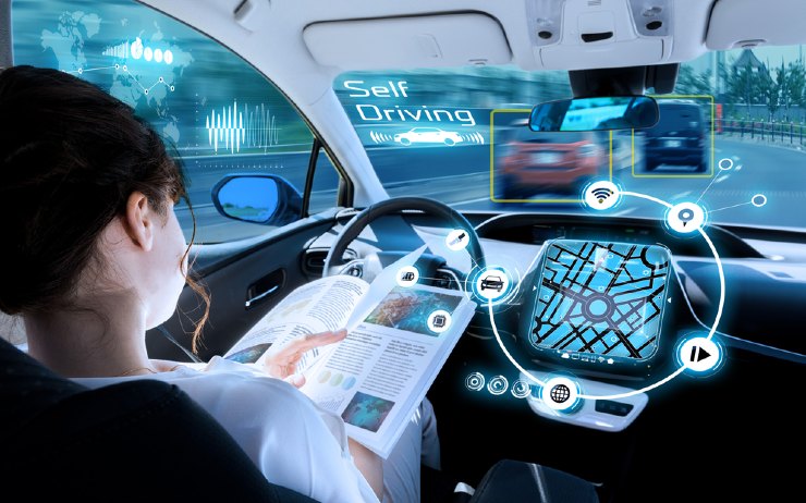 seorang wanita sedang mengendarai mobil dengan fasilitas canggih