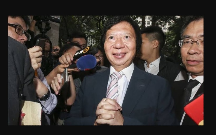 pria berjas sedang diwawancarai