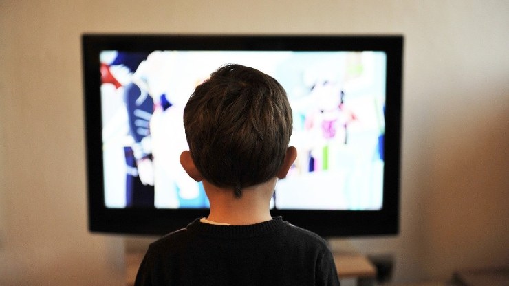 Seorang anak tengah nonton televisi (Pixabay).
