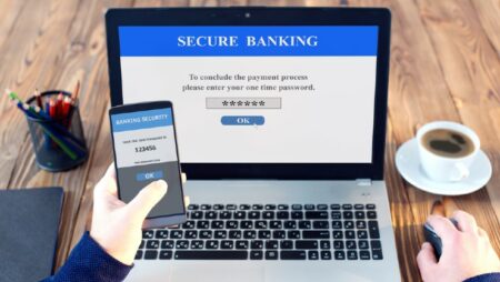 bertransaksi dengan ponsel dan laptop