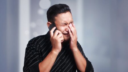 lelaki menangis sambil menelpon