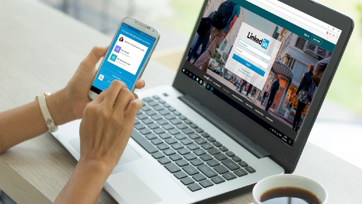 Cari tahu profil pewawancara di LinkedIn maupun Facebook