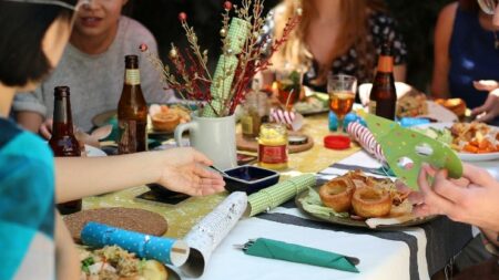 beberapa orang makan di satu meja makan
