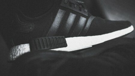 sneakers hitam