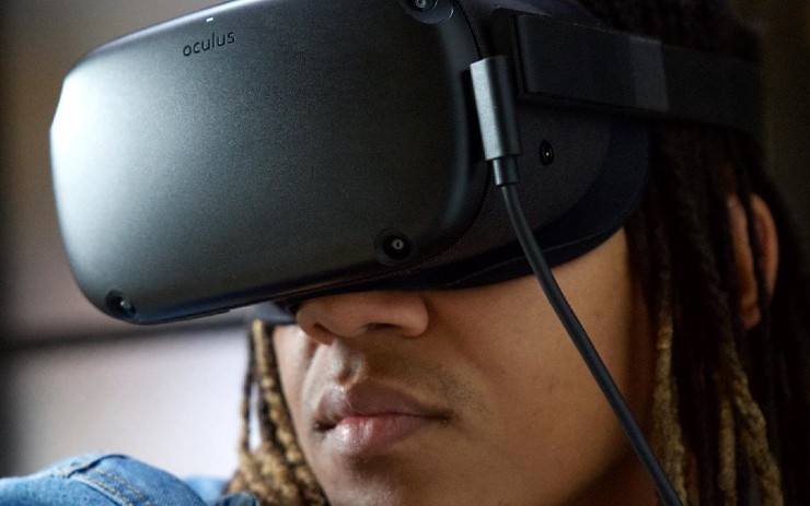 seorang pria memakai Oculus VR