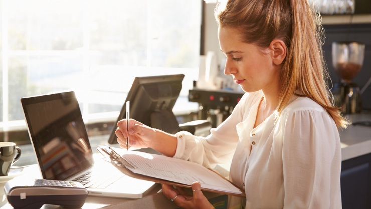 Riset pasar penting dilakukan sebelum memulai bisnis (Shutterstock).