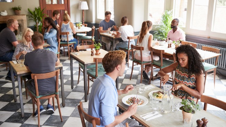 Suasana restoran yang sedang ramai pengunjung (Shutterstock).