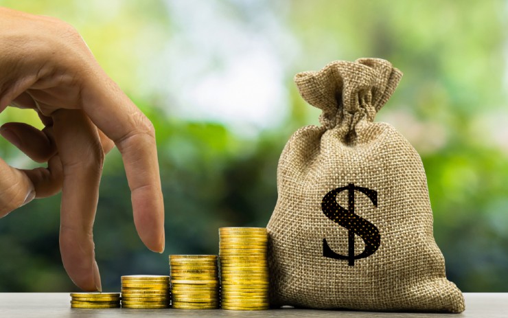 seseorang menghitung nilai investasinya