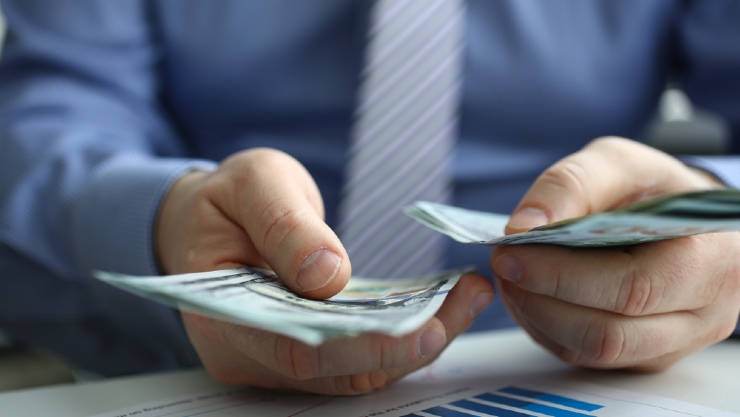 Seorang pria mendapat uang royalti (Shutterstock).