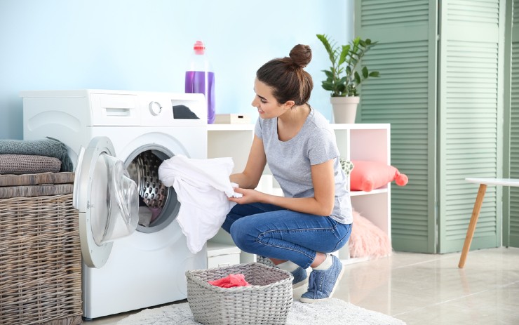 seorang perempuan tengah mencuci baju