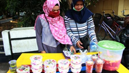 dua wanita jualan salad buah